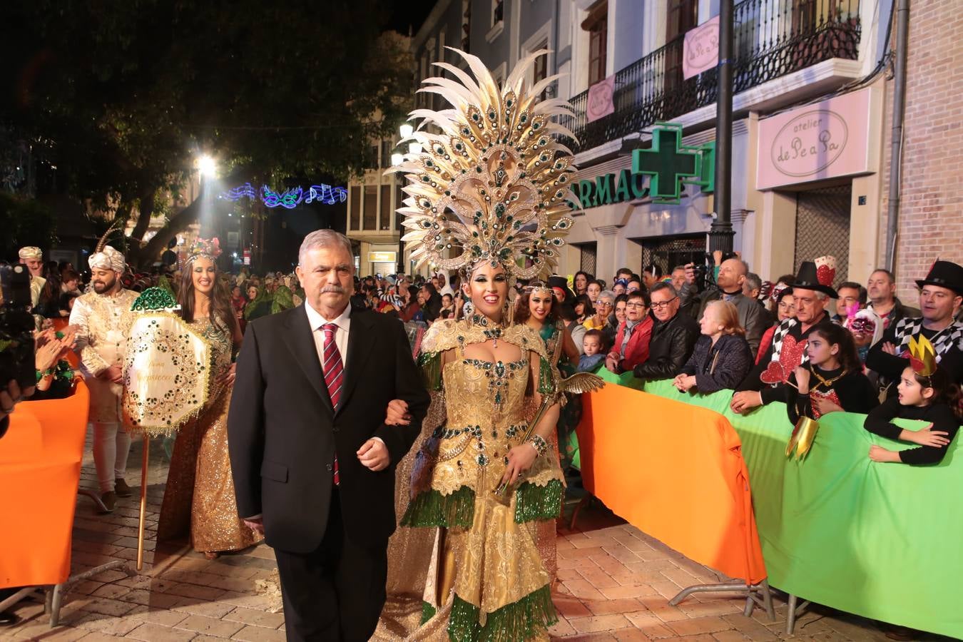 Multitud de personas abarrotaron la plaza de España para presenciar la guerra de cascarones y la batalla entre Don Carnal y Doña Cuaresma