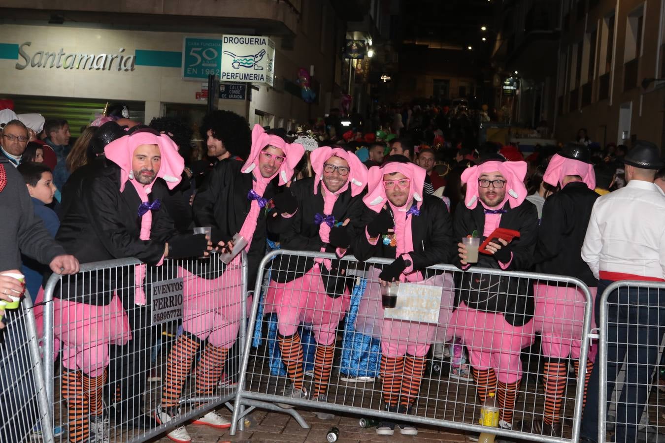 Multitud de personas abarrotaron la plaza de España para presenciar la guerra de cascarones y la batalla entre Don Carnal y Doña Cuaresma