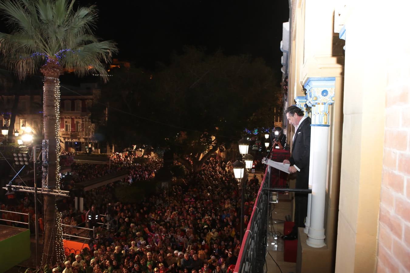 Multitud de personas abarrotaron la plaza de España para presenciar la guerra de cascarones y la batalla entre Don Carnal y Doña Cuaresma