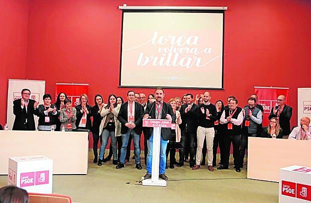 El candidato a la alcaldía por el PSOE, rodeado de los miembros que componen su lista. 
