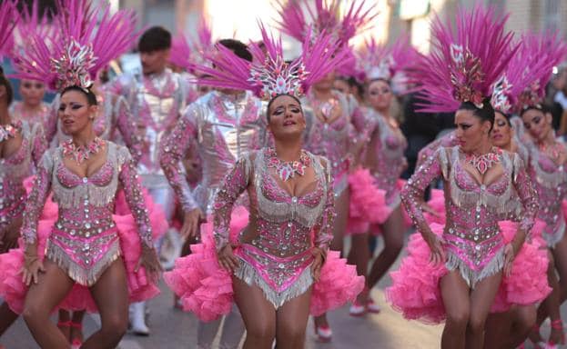 Participantes en el desfile de Carnaval celebrado este domingo en Águilas.