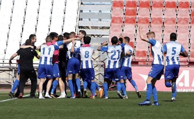 Los jugadores del Jumilla celebran el gol.