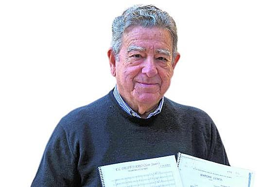 Jaime Belda, con la batuta y las partituras de Semana Santa.