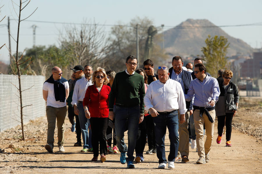 Los ciudadanos ya pasean por la Senda Verde de la Costera Sur, que estará acabada en dos semanas. El itinerario, que aprovecha el antiguo trazado ferroviario entre Los Garres y Los Ramos, tiene una longitud de 8,5 kilómetros