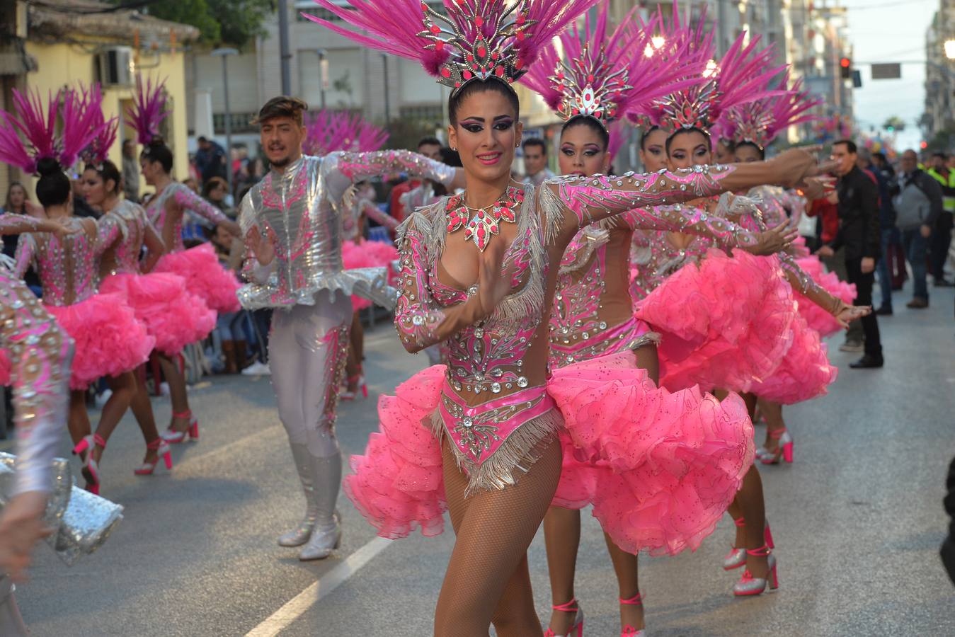 Más de 14.000 asistentes abarrotan las calles para presenciar el segundo desfile del Carnaval. Las 38 peñas y el Ballet Oficial de la Federación sorprendieron con trajes vistosos, humor y crítica en un cortejo cargado de pasión por esta fiesta