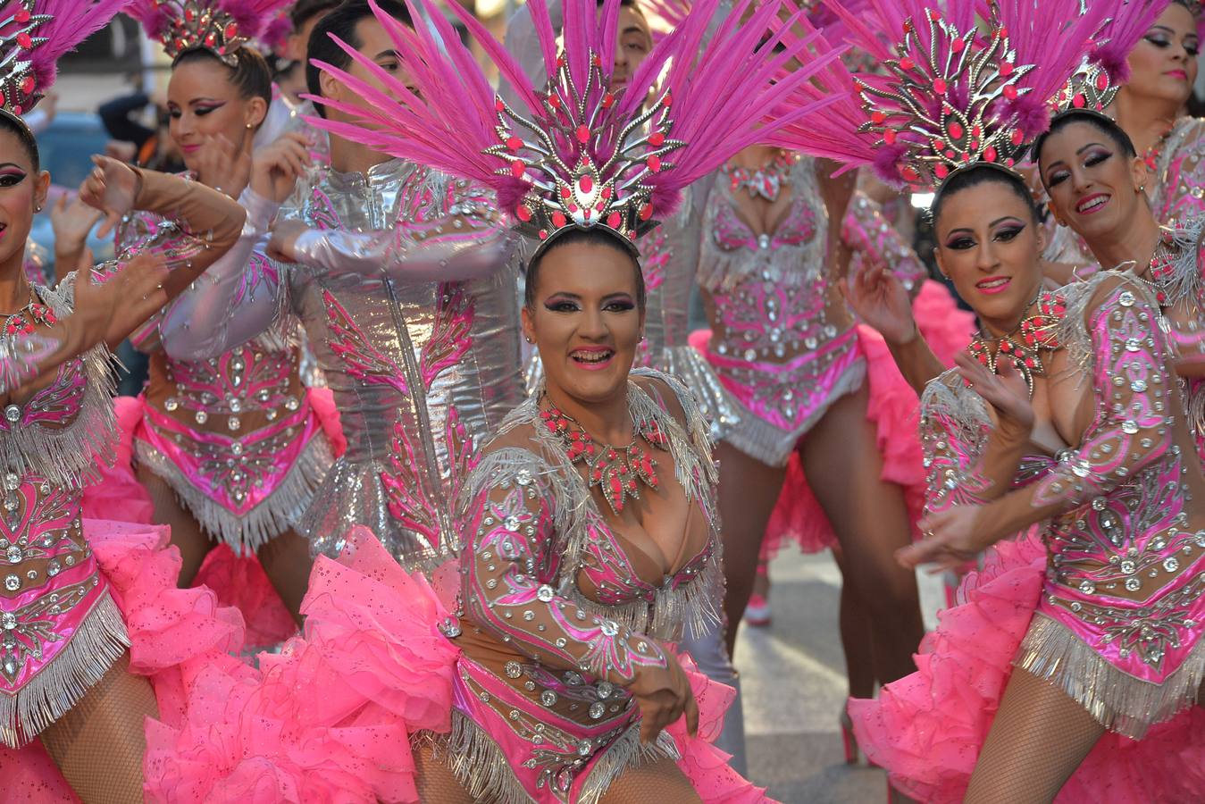 Más de 14.000 asistentes abarrotan las calles para presenciar el segundo desfile del Carnaval. Las 38 peñas y el Ballet Oficial de la Federación sorprendieron con trajes vistosos, humor y crítica en un cortejo cargado de pasión por esta fiesta