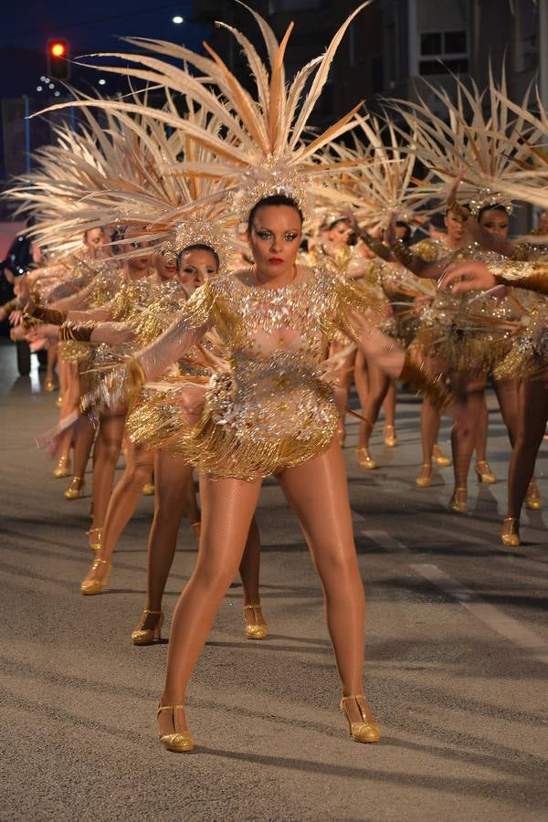 Más de 14.000 asistentes abarrotan las calles para presenciar el segundo desfile del Carnaval. Las 38 peñas y el Ballet Oficial de la Federación sorprendieron con trajes vistosos, humor y crítica en un cortejo cargado de pasión por esta fiesta