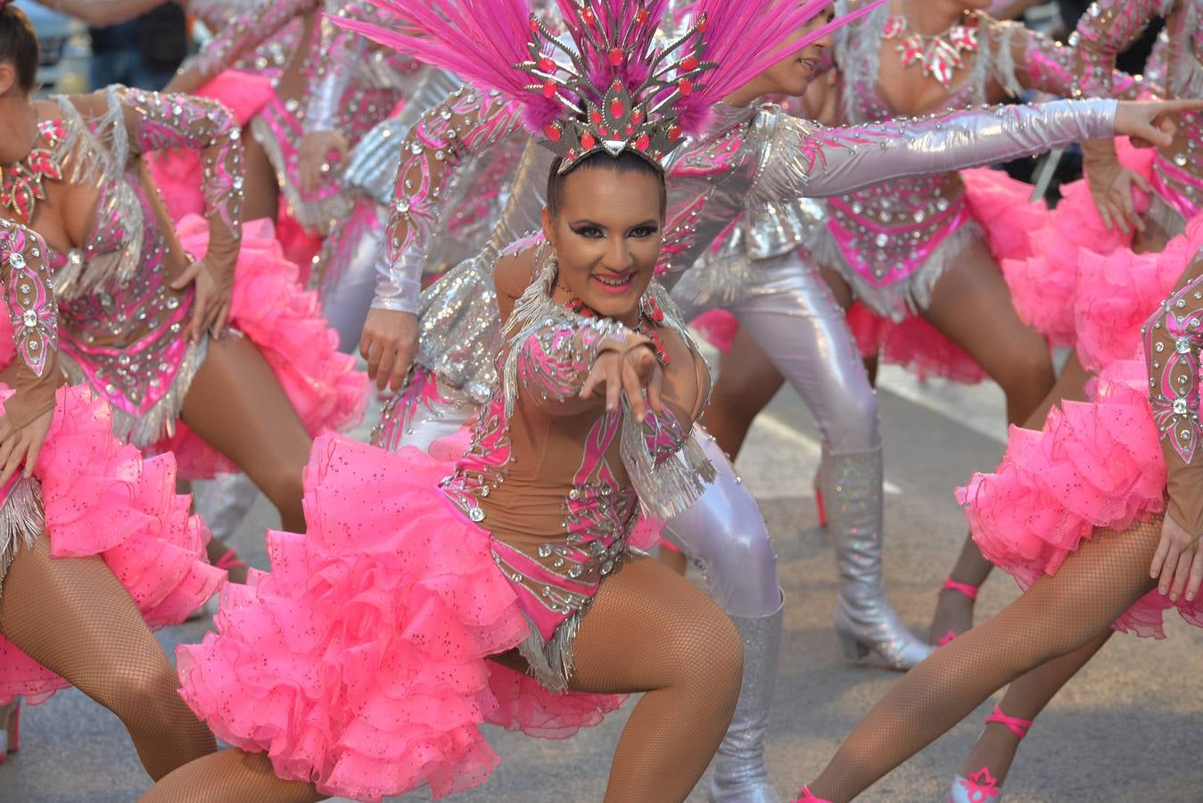 Más de 14.000 asistentes abarrotan las calles para presenciar el segundo desfile del Carnaval. Las 38 peñas y el Ballet Oficial de la Federación sorprendieron con trajes vistosos, humor y crítica en un cortejo cargado de pasión por esta fiesta