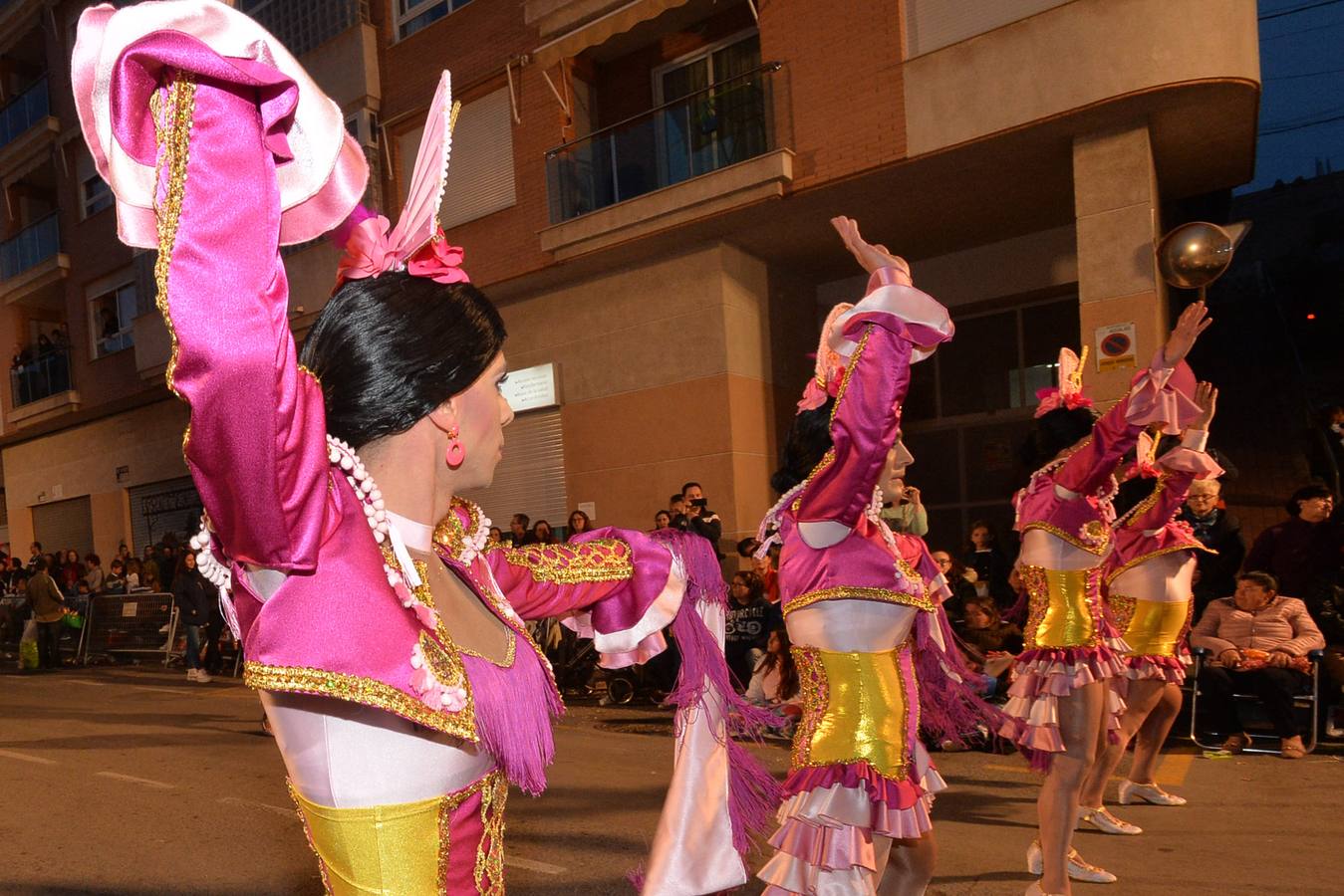 Más de 14.000 asistentes abarrotan las calles para presenciar el segundo desfile del Carnaval. Las 38 peñas y el Ballet Oficial de la Federación sorprendieron con trajes vistosos, humor y crítica en un cortejo cargado de pasión por esta fiesta