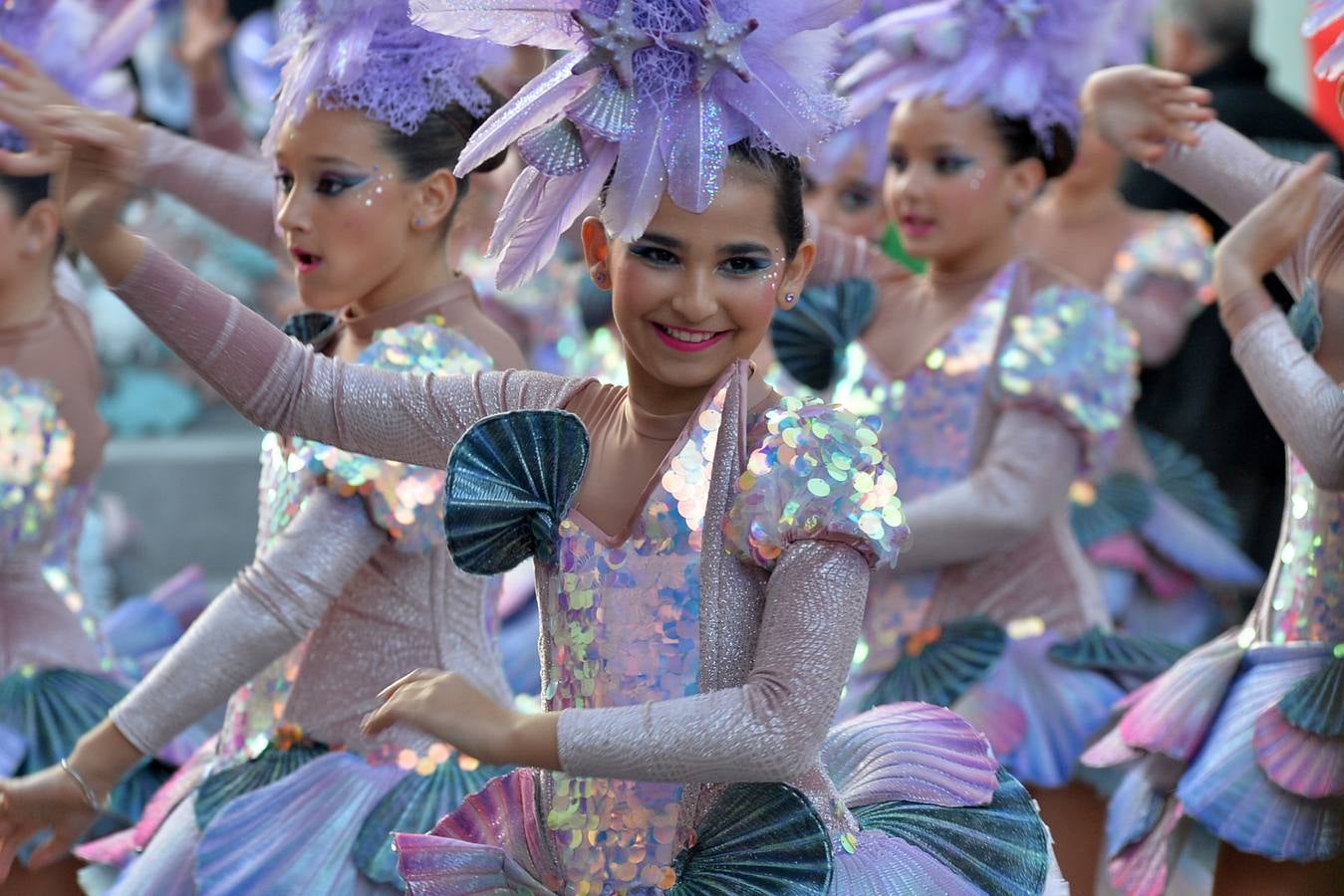 Más de 14.000 asistentes abarrotan las calles para presenciar el segundo desfile del Carnaval. Las 38 peñas y el Ballet Oficial de la Federación sorprendieron con trajes vistosos, humor y crítica en un cortejo cargado de pasión por esta fiesta