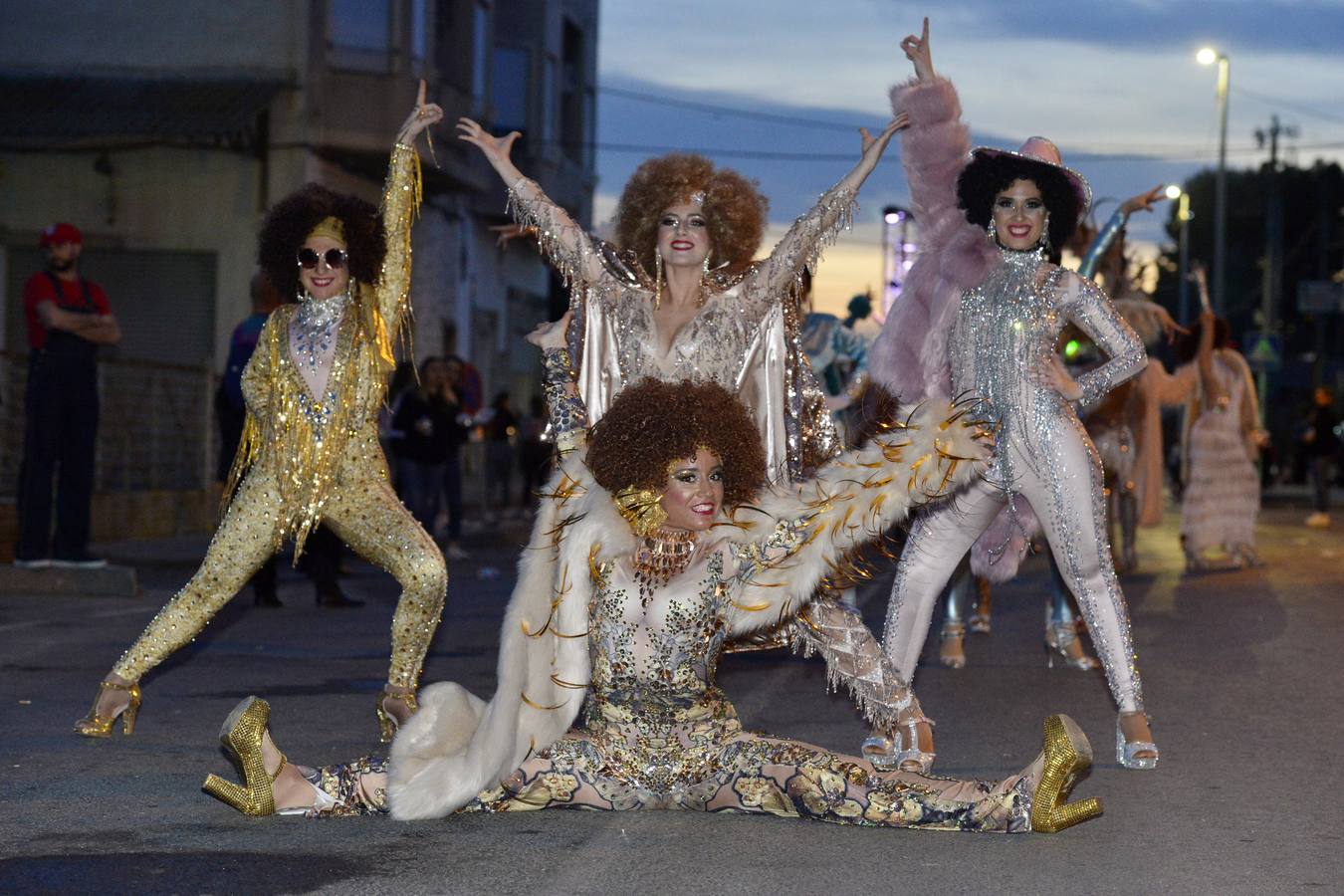 Treinta comparsas, con 1.500 participantes, muestran lo mejor del Carnaval de Cabezo de Torres. Uno de los grupos más aplaudidos fue Sementales Atascaos, que ironizó con la contaminación del Mar Menor