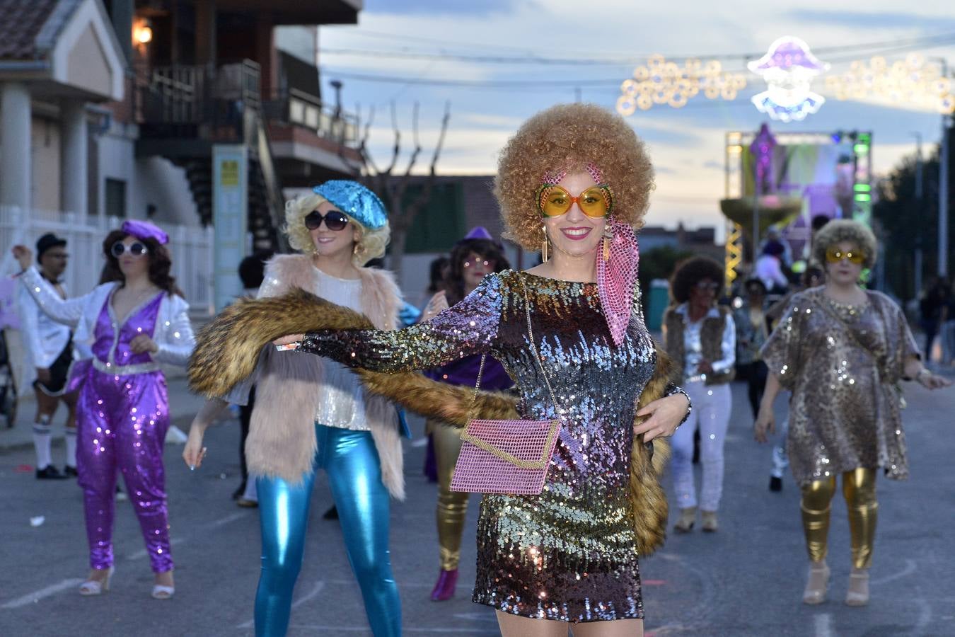 Treinta comparsas, con 1.500 participantes, muestran lo mejor del Carnaval de Cabezo de Torres. Uno de los grupos más aplaudidos fue Sementales Atascaos, que ironizó con la contaminación del Mar Menor