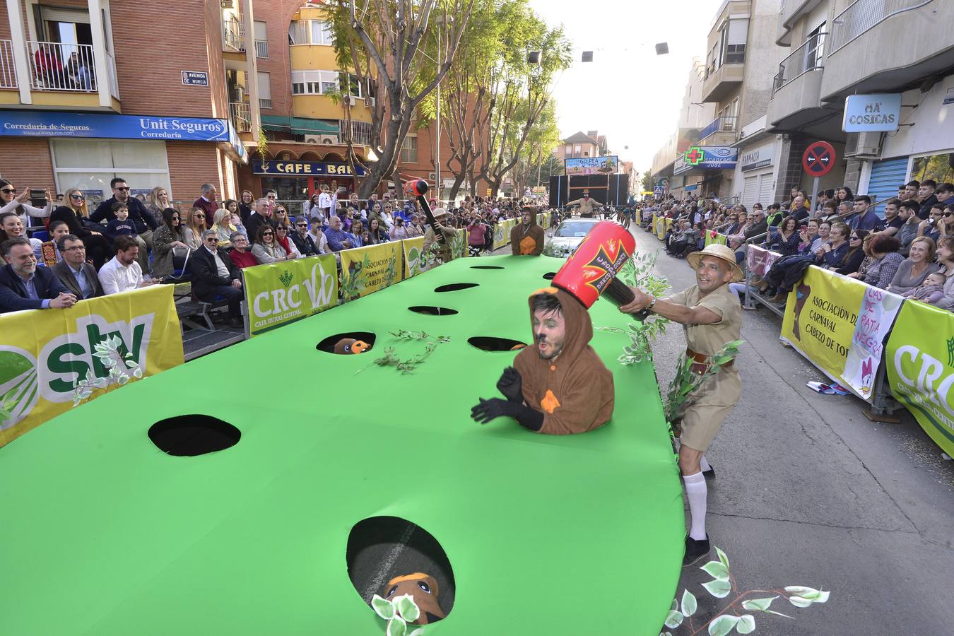 Treinta comparsas, con 1.500 participantes, muestran lo mejor del Carnaval de Cabezo de Torres. Uno de los grupos más aplaudidos fue Sementales Atascaos, que ironizó con la contaminación del Mar Menor