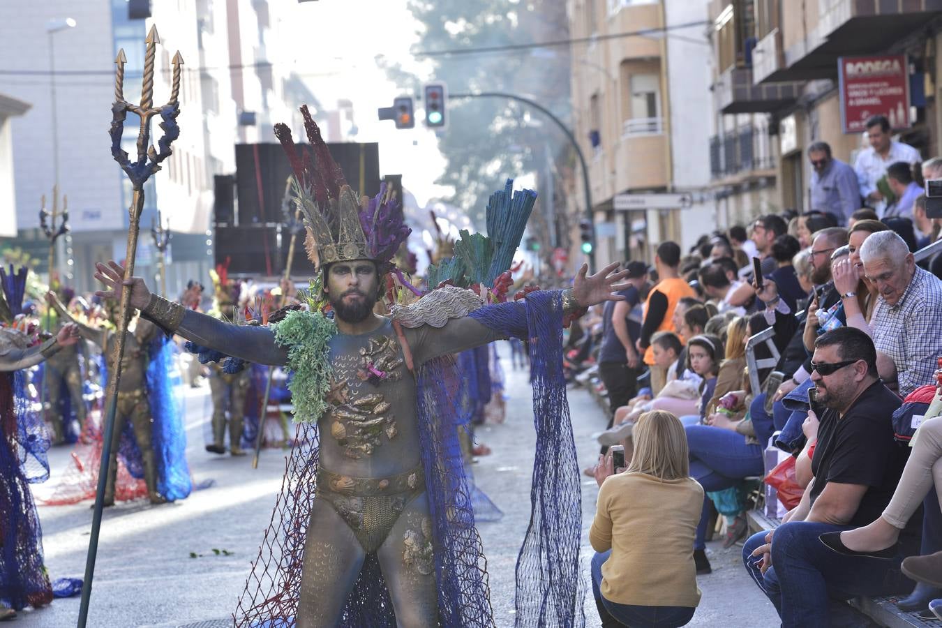 Treinta comparsas, con 1.500 participantes, muestran lo mejor del Carnaval de Cabezo de Torres. Uno de los grupos más aplaudidos fue Sementales Atascaos, que ironizó con la contaminación del Mar Menor