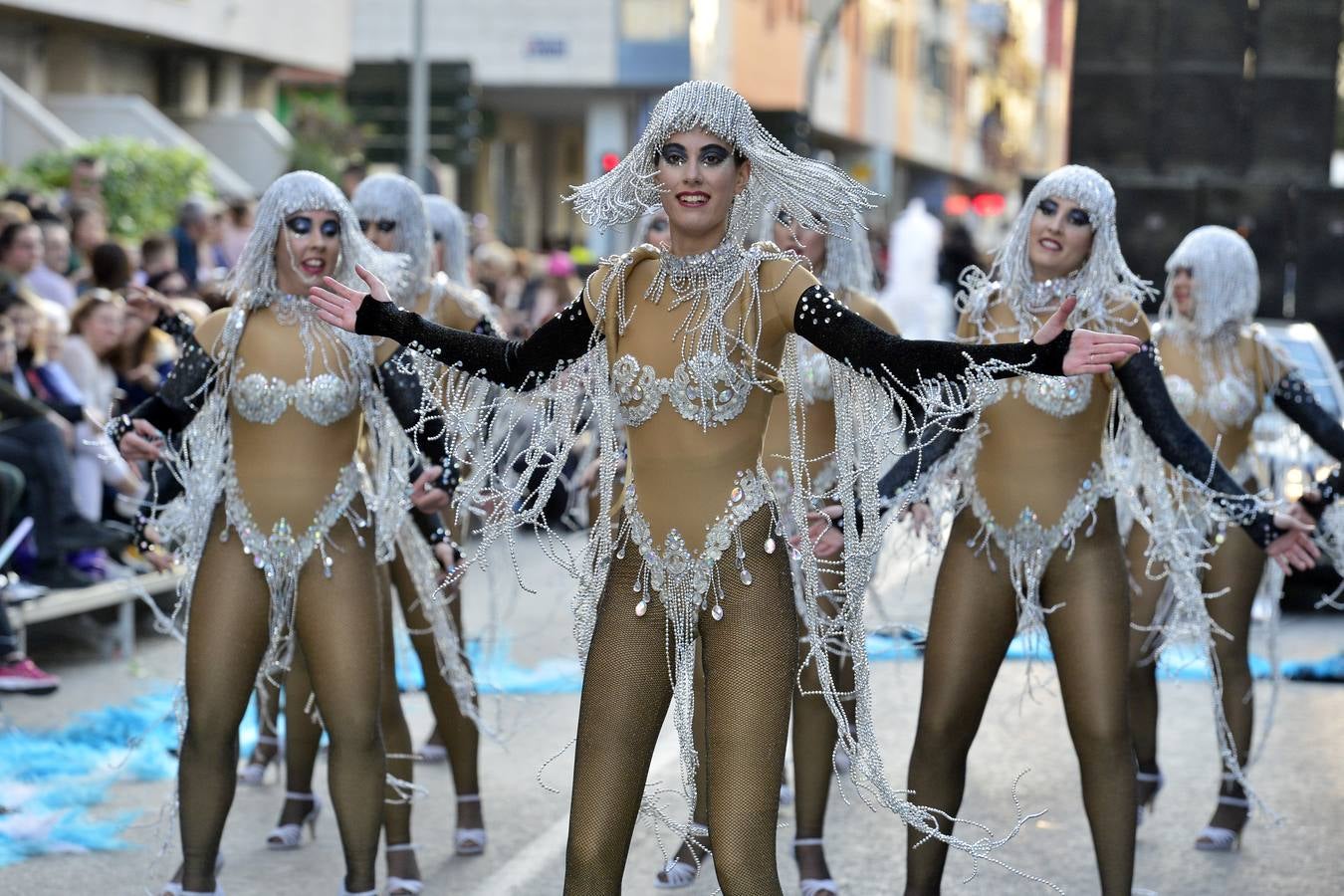 Treinta comparsas, con 1.500 participantes, muestran lo mejor del Carnaval de Cabezo de Torres. Uno de los grupos más aplaudidos fue Sementales Atascaos, que ironizó con la contaminación del Mar Menor