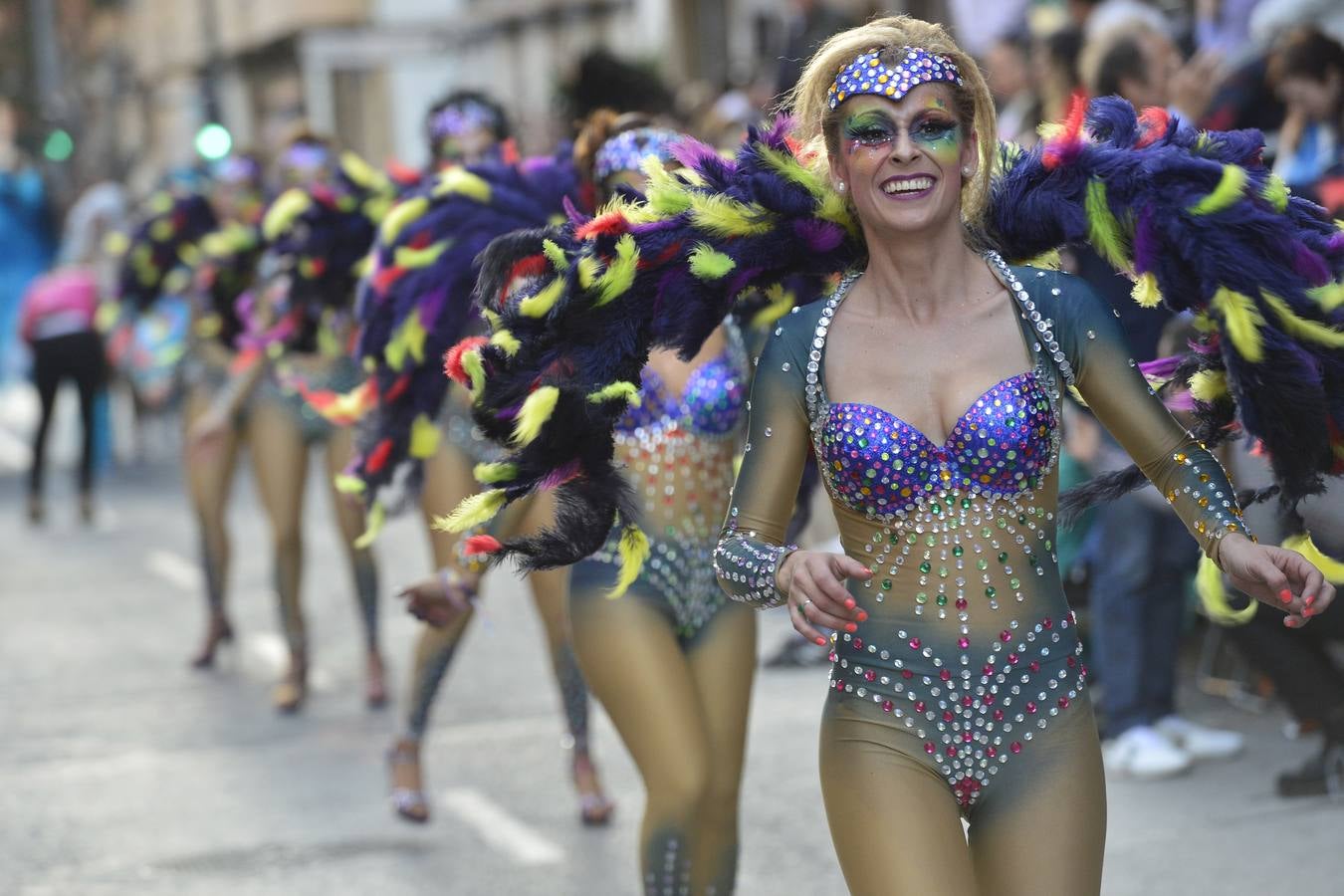 Treinta comparsas, con 1.500 participantes, muestran lo mejor del Carnaval de Cabezo de Torres. Uno de los grupos más aplaudidos fue Sementales Atascaos, que ironizó con la contaminación del Mar Menor