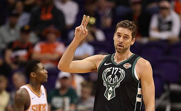 Pau Gasol, con el 17 en la camiseta de los Bucks. 