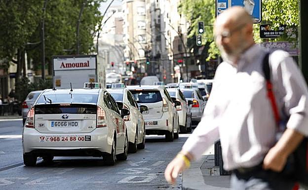 Concentración de taxis en la Gran Vía de Murcia.