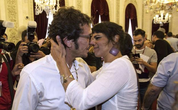 Teresa Rodriguez felicita a su pareja José María González, tras tomar posesión como alcalde de Cádiz.