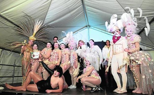 La peña Salsalá, tras ganar el primer premio del Carnaval. 