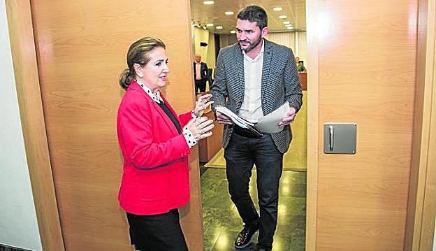 Antonio Luengo, junto a la diputada del PP Ana Ruiz Puerta, antes de su comparecencia en la Asamblea Regional. 