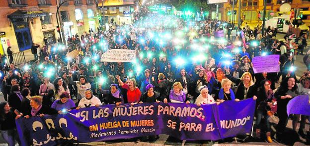 Cabecera de la multitudinaria manifestación del 8-M del pasado año, a su paso por la Gran Vía de Murcia. 