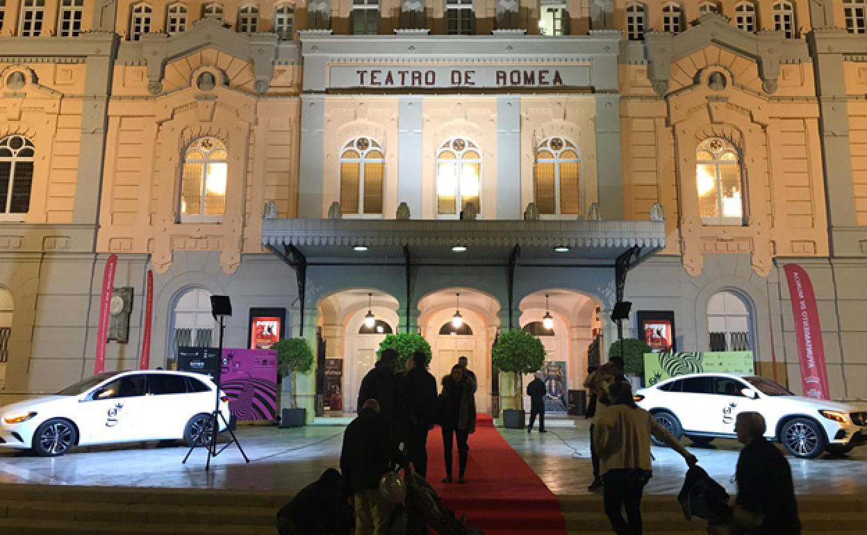 Un Mercedes-Benz Clase B y un GLC Coupe recibieron a los asistentes, en el Teatro Romea. 