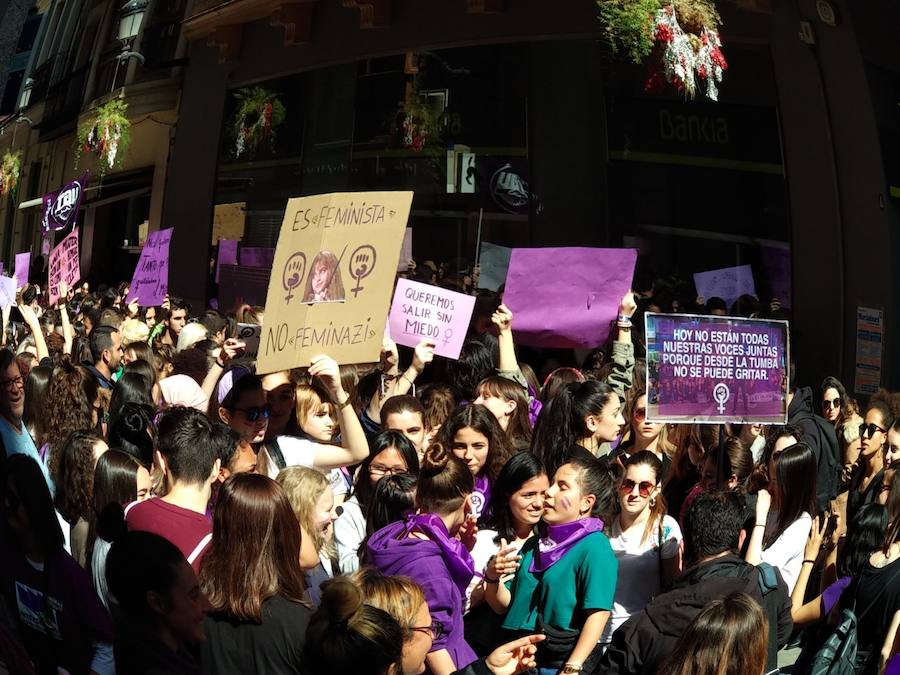 Fotos: Cientos de personas se concentran en Murcia para calentar el 8M