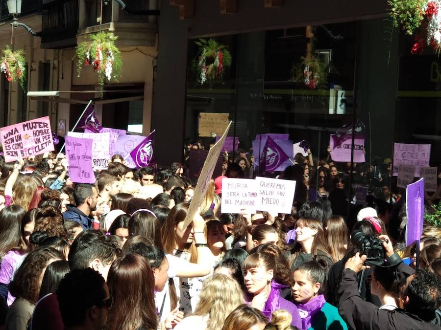 Fotos: Cientos de personas se concentran en Murcia para calentar el 8M