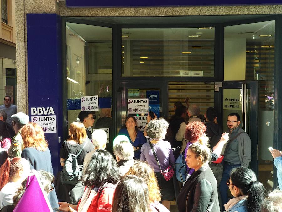 Fotos: Cientos de personas se concentran en Murcia para calentar el 8M