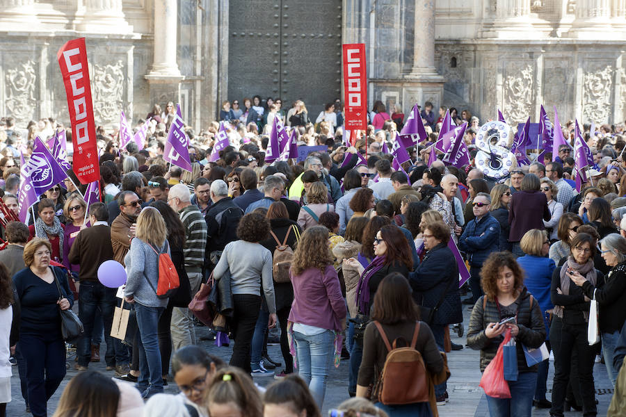 Fotos: Cientos de personas se concentran en Murcia para calentar el 8M