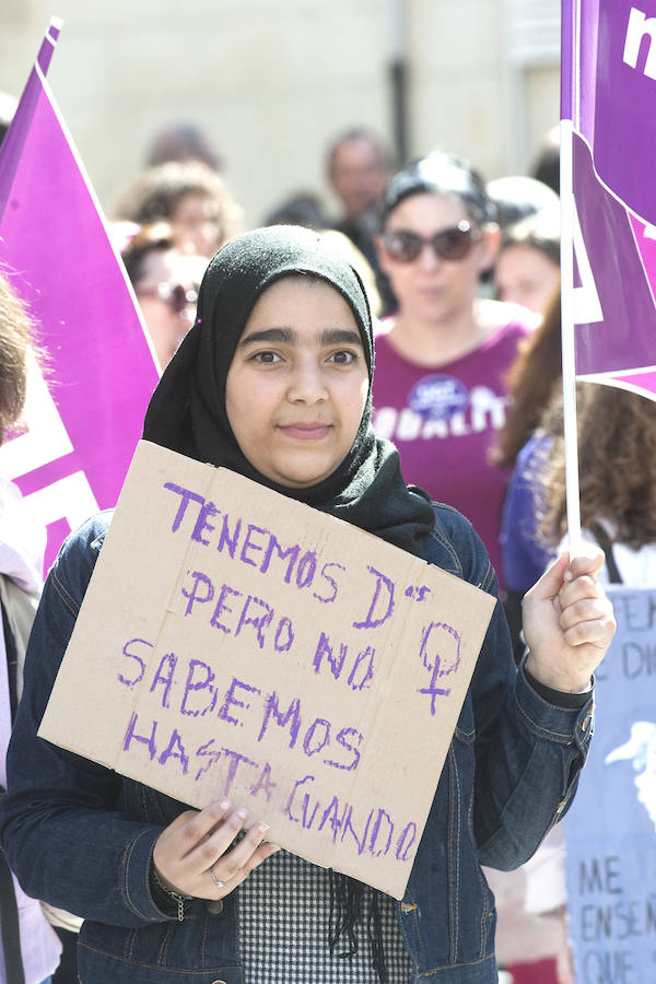 Fotos: Cientos de personas se concentran en Murcia para calentar el 8M