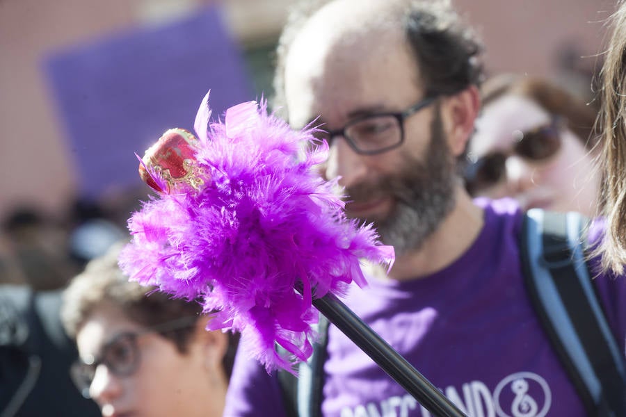 Fotos: Cientos de personas se concentran en Murcia para calentar el 8M