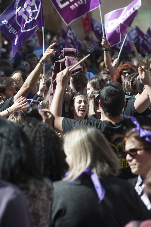 Fotos: Cientos de personas se concentran en Murcia para calentar el 8M
