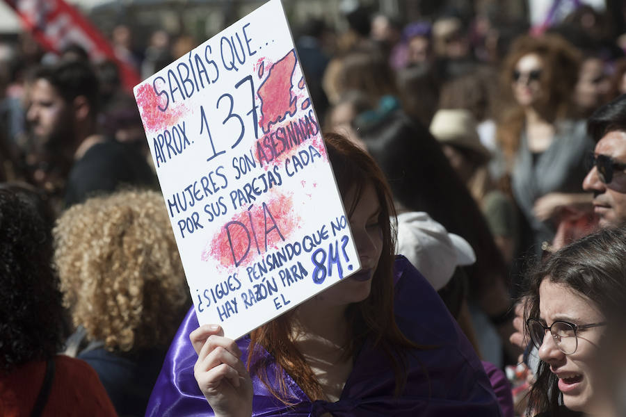 Fotos: Cientos de personas se concentran en Murcia para calentar el 8M
