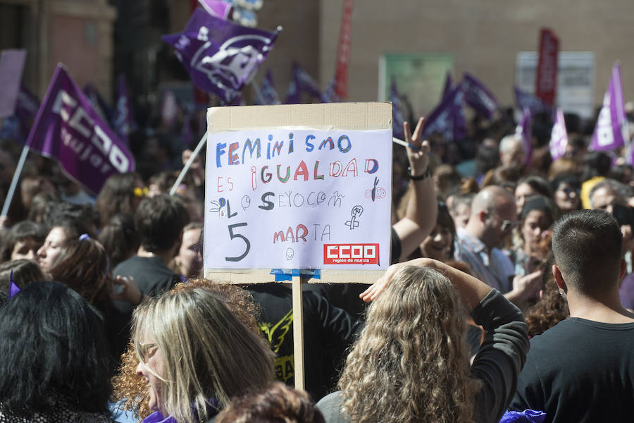 Fotos: Cientos de personas se concentran en Murcia para calentar el 8M