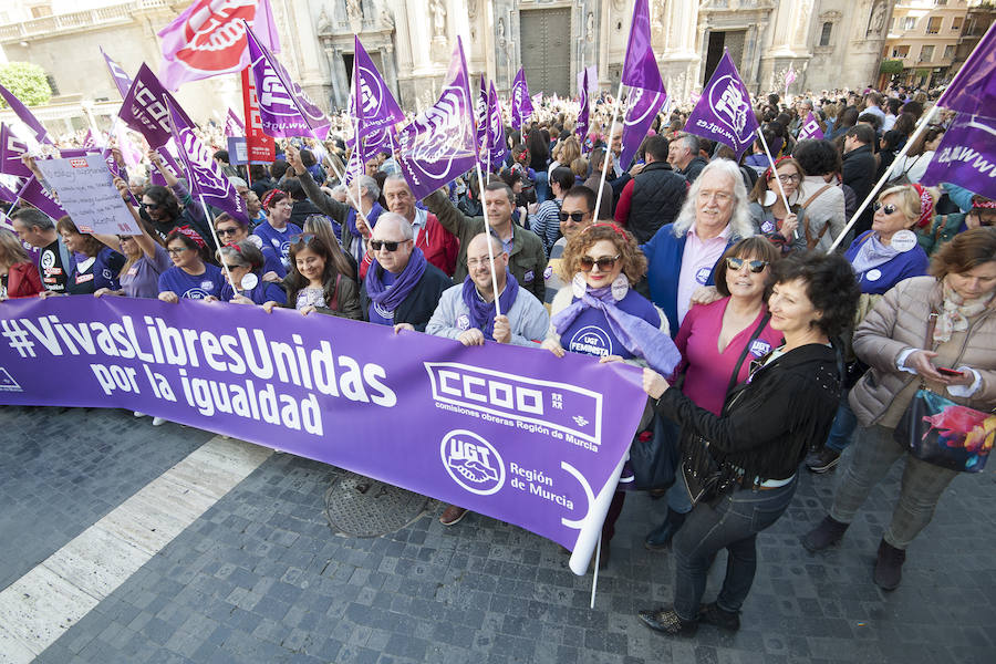 Fotos: Cientos de personas se concentran en Murcia para calentar el 8M