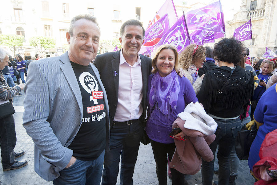Fotos: Cientos de personas se concentran en Murcia para calentar el 8M