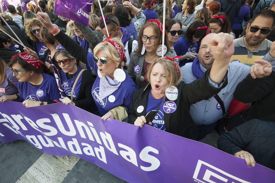 Fotos: Cientos de personas se concentran en Murcia para calentar el 8M