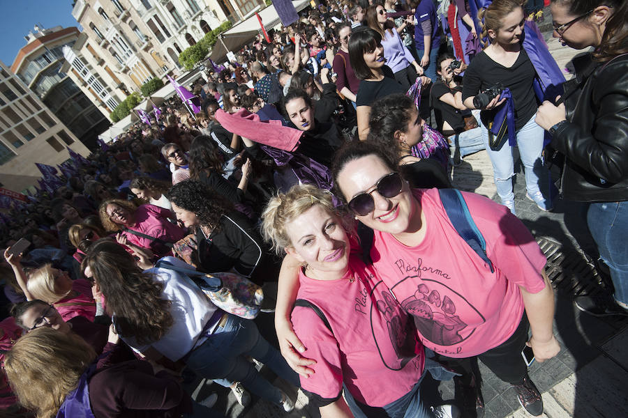 Fotos: Cientos de personas se concentran en Murcia para calentar el 8M