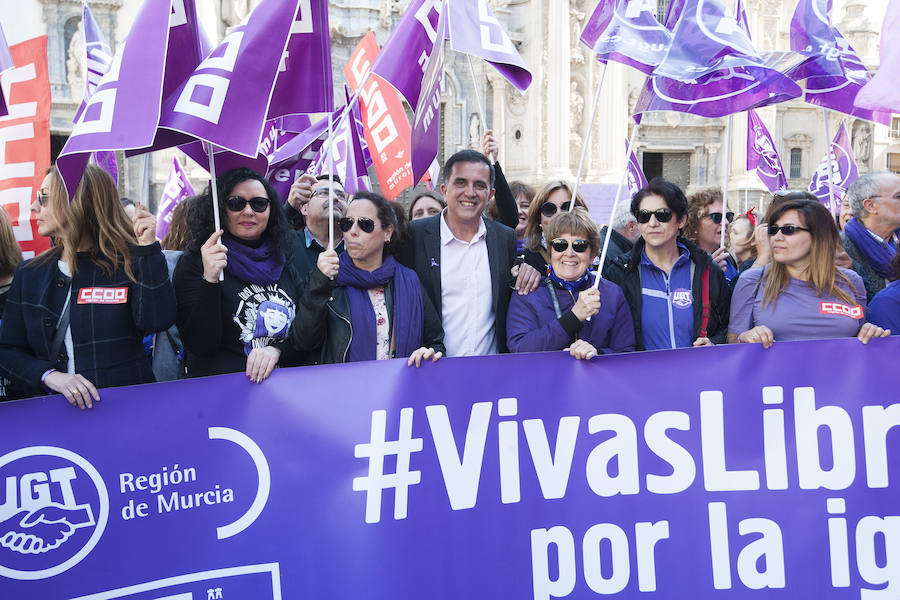 Fotos: Cientos de personas se concentran en Murcia para calentar el 8M