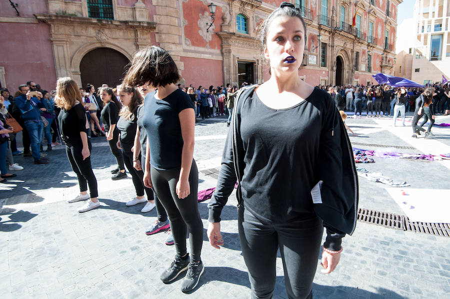 Fotos: Cientos de personas se concentran en Murcia para calentar el 8M