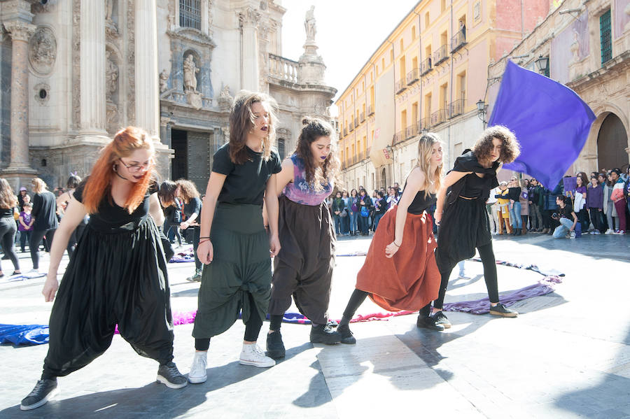 Fotos: Cientos de personas se concentran en Murcia para calentar el 8M