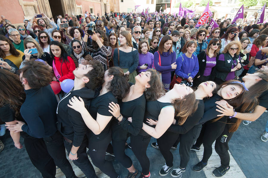 Fotos: Cientos de personas se concentran en Murcia para calentar el 8M