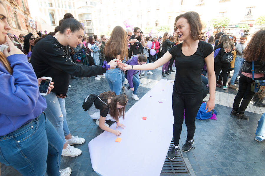 Fotos: Cientos de personas se concentran en Murcia para calentar el 8M