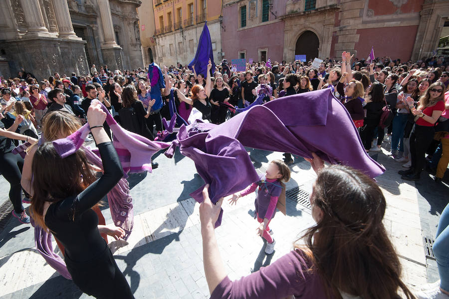 Fotos: Cientos de personas se concentran en Murcia para calentar el 8M