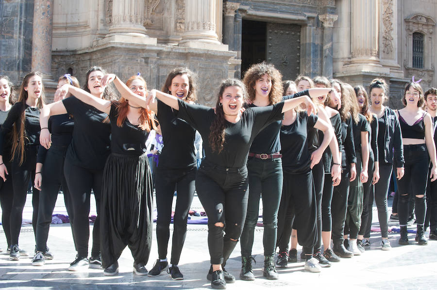 Fotos: Cientos de personas se concentran en Murcia para calentar el 8M