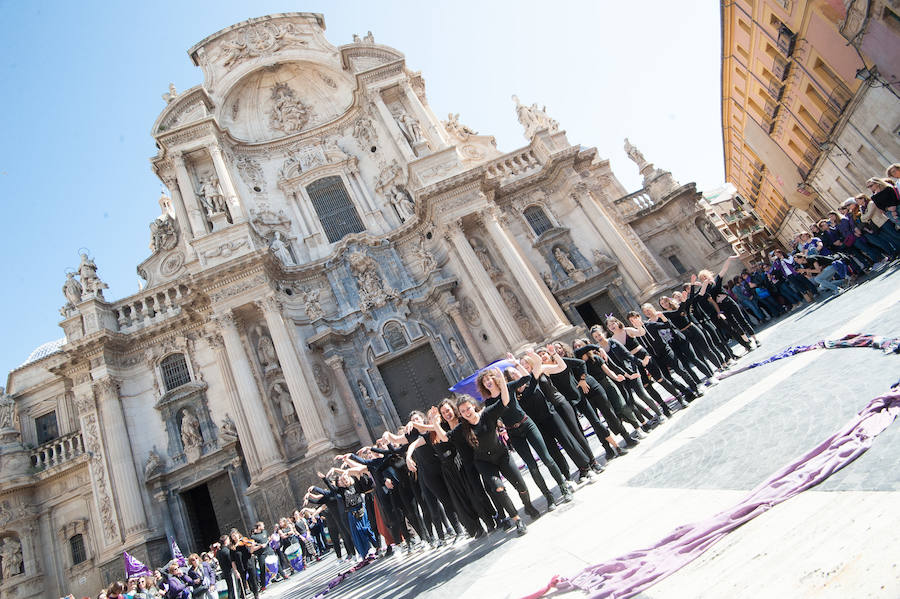 Fotos: Cientos de personas se concentran en Murcia para calentar el 8M