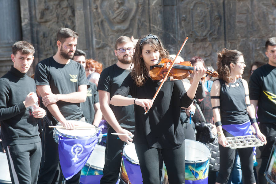 Fotos: Cientos de personas se concentran en Murcia para calentar el 8M