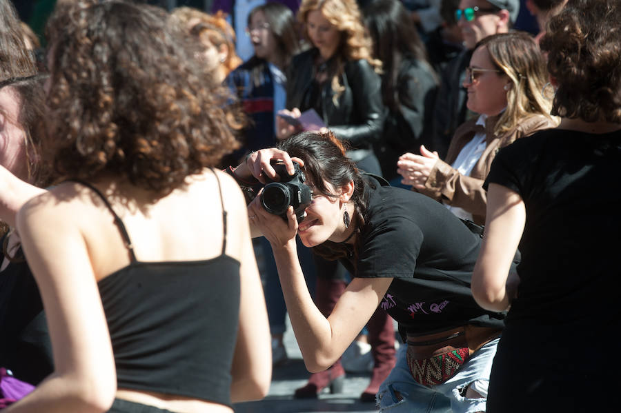 Fotos: Cientos de personas se concentran en Murcia para calentar el 8M